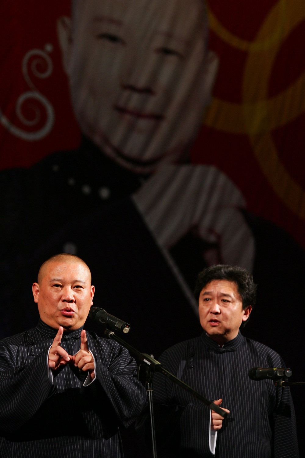 2008年，郭德綱（左）和拍檔于謙（右）在吉林長春市表演相聲，兩人合作無間。