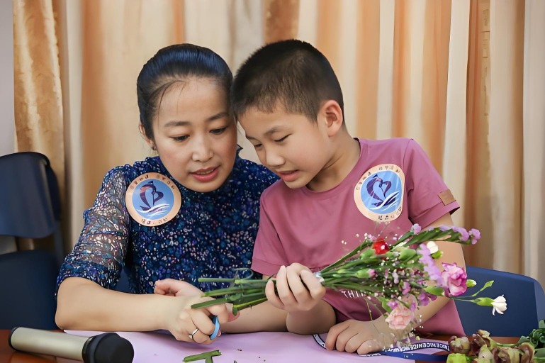 2018年母親節，張秀麗和8歲的兒子「旺旺仔」合作製作花束。