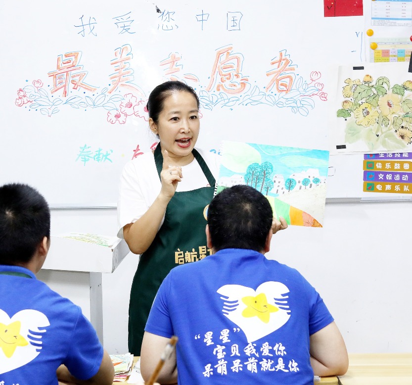 張秀麗（中）和六位志同道合的家長，於2017年成立福建省心啟航助殘幫扶中心。