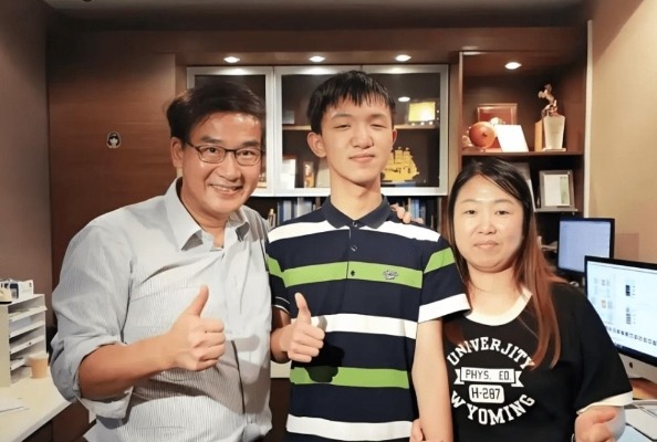 眼枓醫生林順潮（左）從醫治郭斌的過程中，看到醫療救助能幫助一個人重新走出一條路。