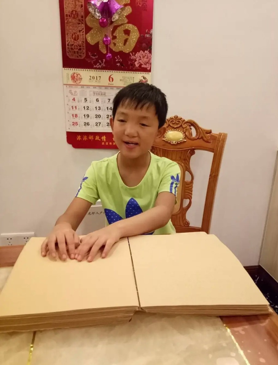 郭斌不幸失去視力，求學階段十分艱苦，需要反覆觸摸盲文、反覆推演練習，才能牢記。