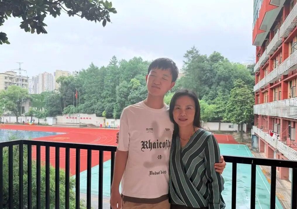 郭斌（左）中學畢業時，跟張龍老師（右）在學校合照留念。