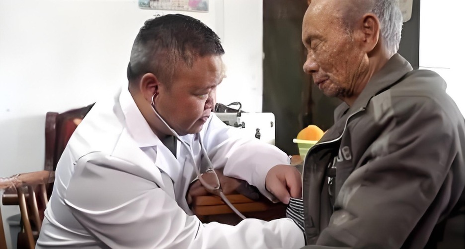 譚鑑軍 天塘鎮有600多戶留守老人家庭,若長者不適會打給譚鑑軍,而他不但看病,也陪他們傾偈。