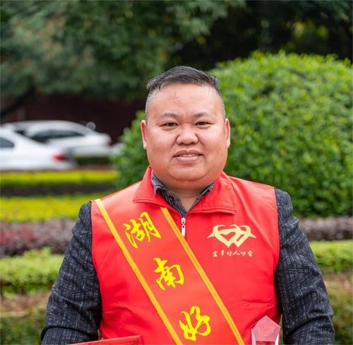 譚鑑軍憑着醫者仁心，守護村民健康的敬業和無私奉獻，榮獲「湖南好人」美譽。