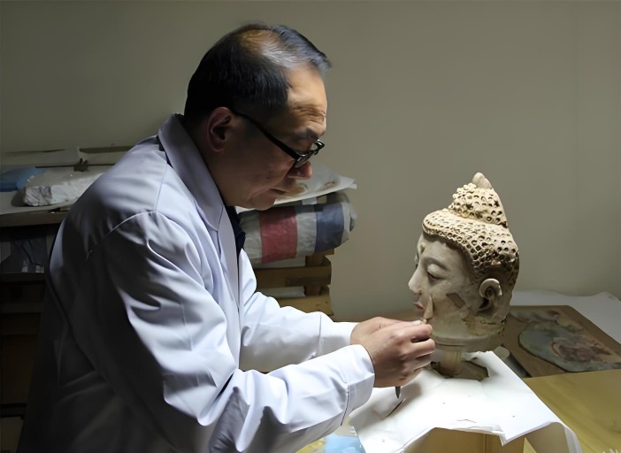 樊再軒 樊再軒曾參與莫高窟多座重要洞(例如第85窟、98窟)窟的科學修復工作。