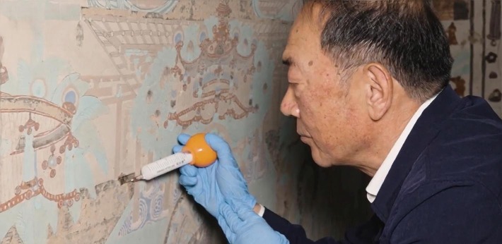樊再軒 樊再軒正在細心地進行壁畫修復工作。