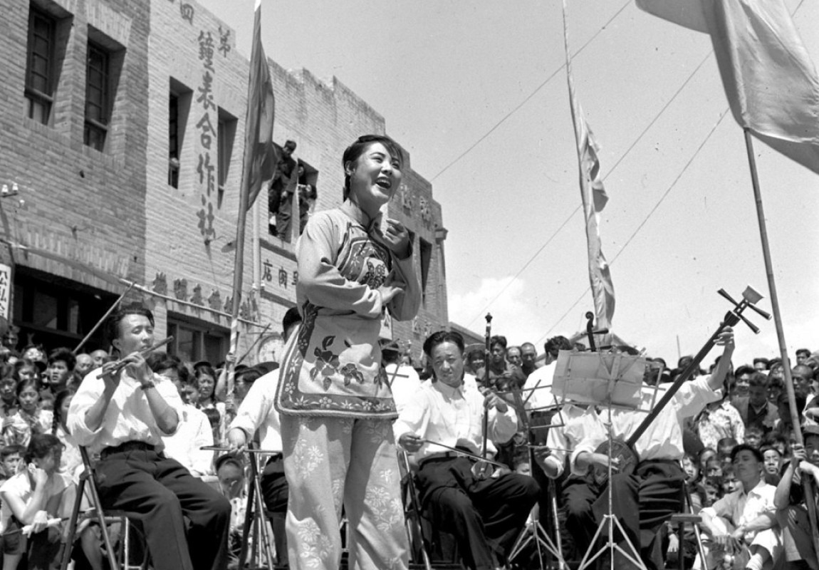 郭蘭英 1958年,郭蘭英在西安演唱《小二黑結婚》。