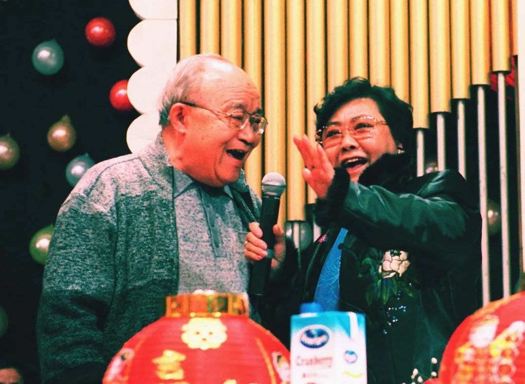 喬羽和郭蘭英 1956年,《我的祖國》作詞人喬羽(左)請來郭蘭英(右)試唱該。