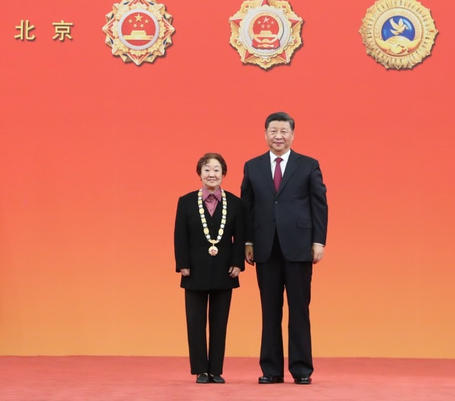 郭蘭英和習近平 2019年,郭蘭英獲授予「人民藝術家」國家榮譽稱號,並由國家主席習近平親自頒給她。