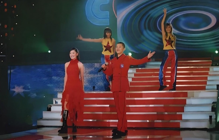 鳳凰傳奇 鳳凰傳奇在2005年度的中央電視台舉辦《星光大道》節目中,勇奪亞軍,由此嶄露頭角。