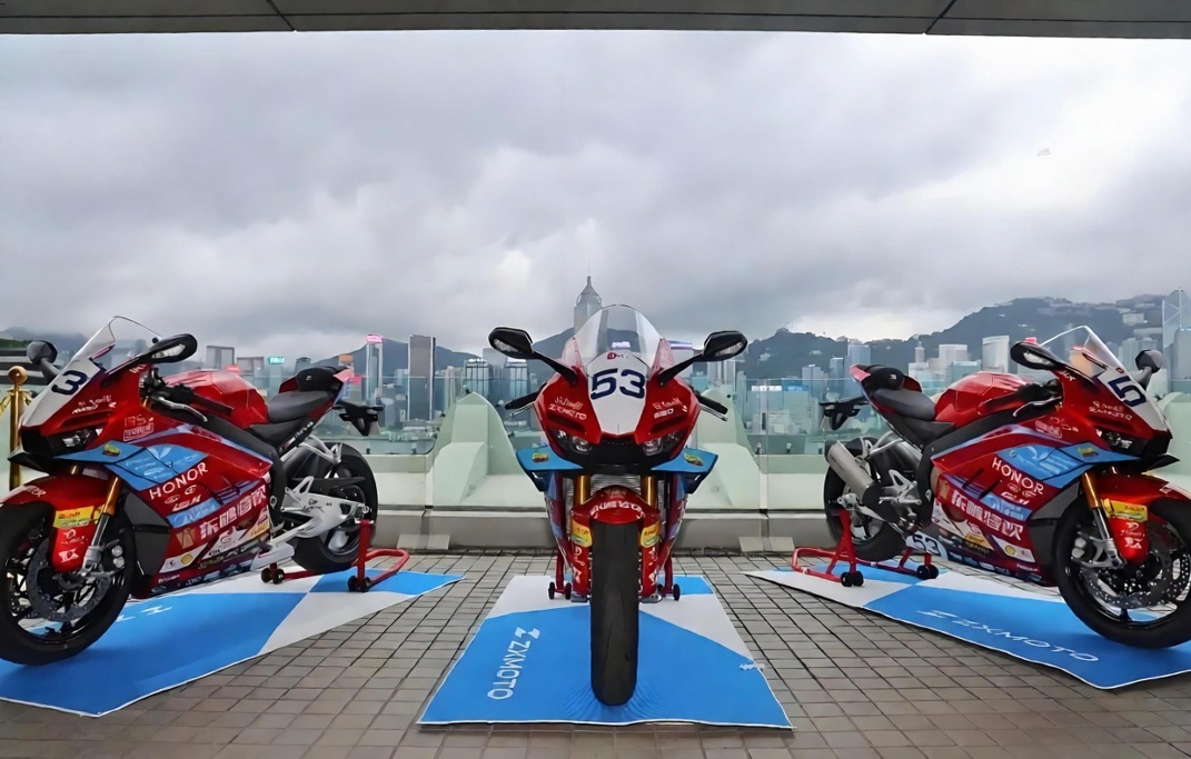張雪機車首批電單車交付到港，搶眼的紅色電單車採用3缸引擎，最大馬力135匹。