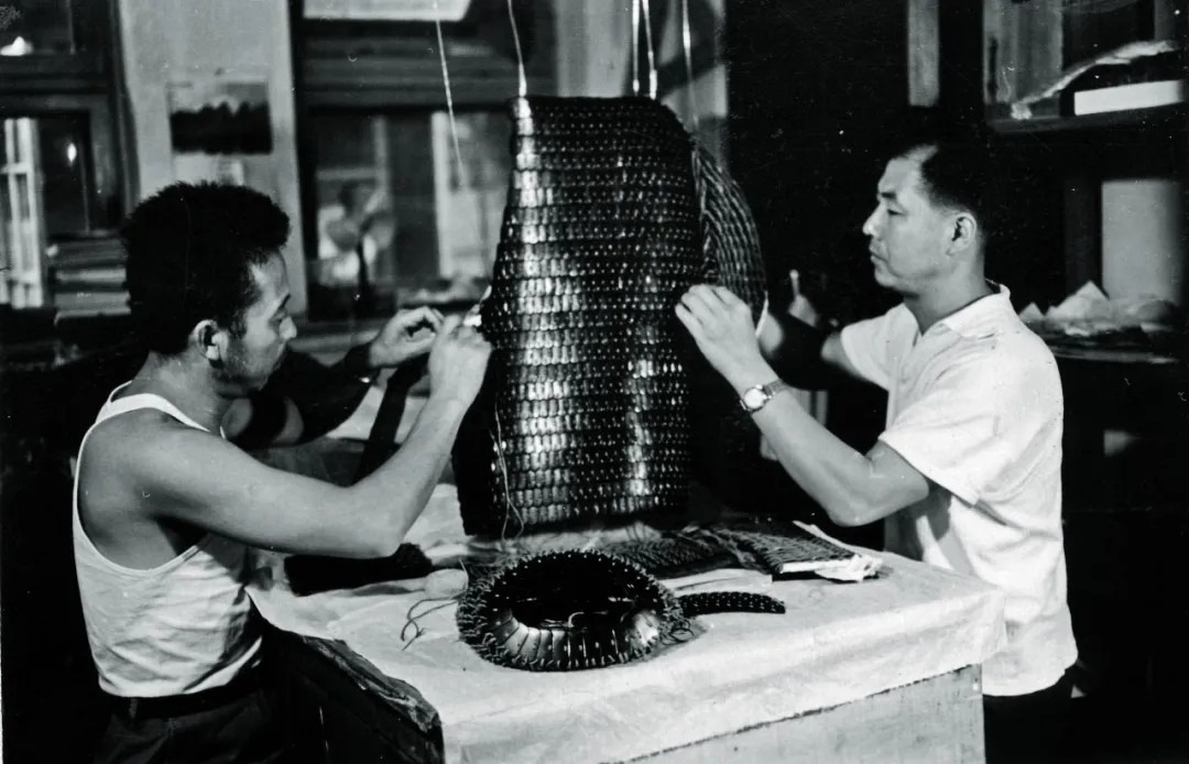 白榮金(右) 1970年代,白榮金(右)參與河北滿城漢墓鐵鎧甲的復原工作。