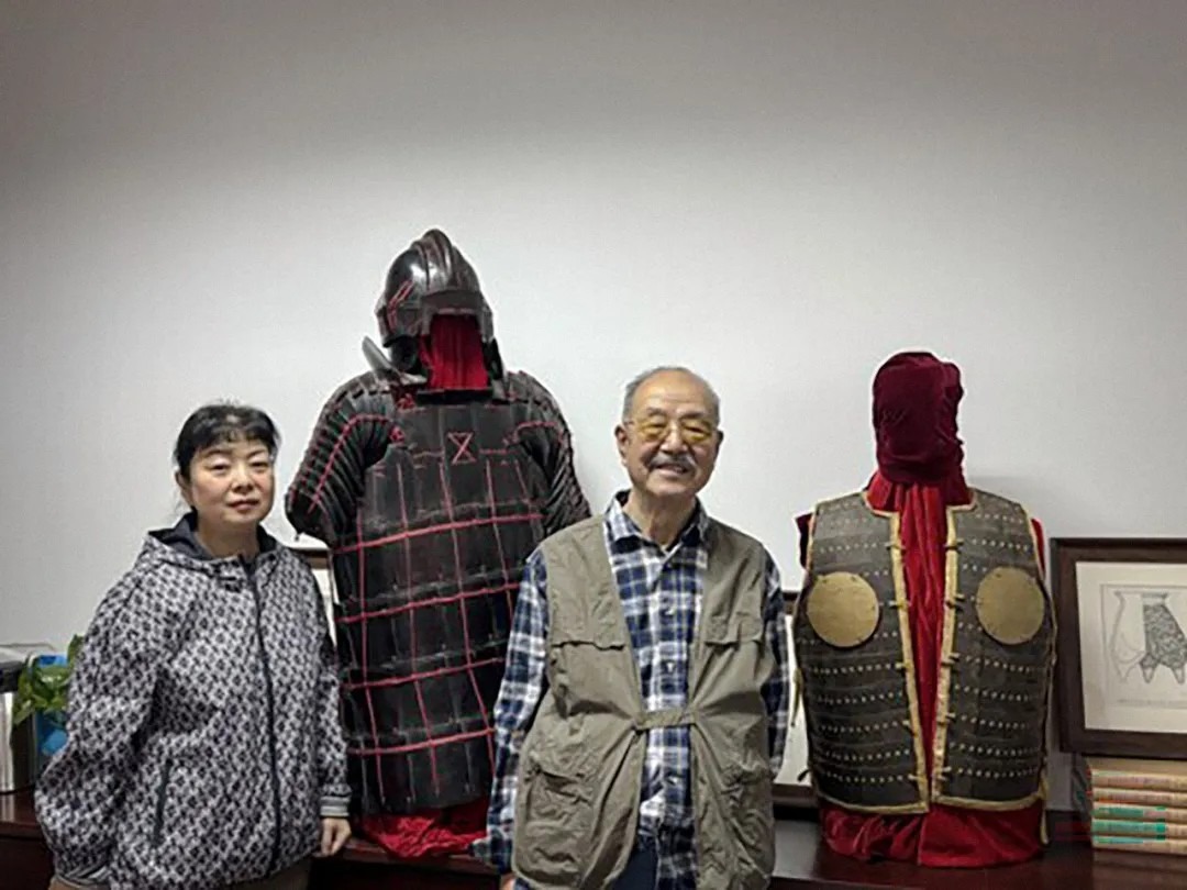 白榮金與女兒白雲燕及修復後的甲冑 圖為白榮金與女兒白雲燕及修復後的甲冑。