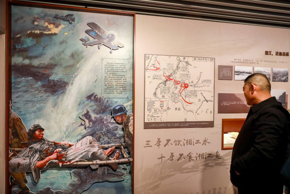上海中共一大紀念館紀念長征勝利90周年專題展中的湘江戰役展區。
