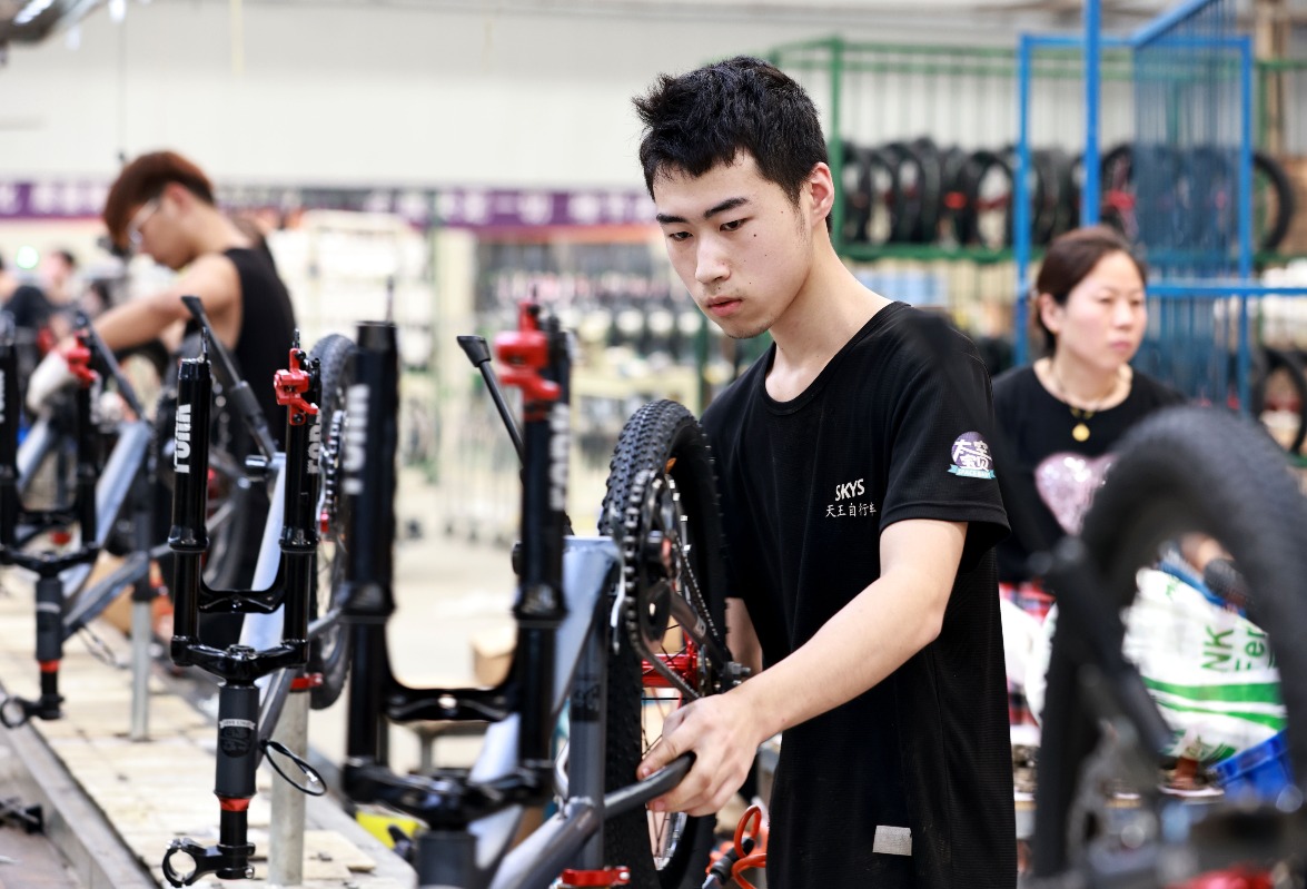 邢台單車製造車間 邢台廣宗縣單車製造車間內,質檢員正在進行檢查。