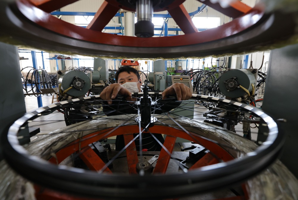 單車企業的生產車間員工進行輪圈校正 河北邢台市是全國最大的單車生產基地,圖中一間單車企業的生產車間員工進行輪圈校正。