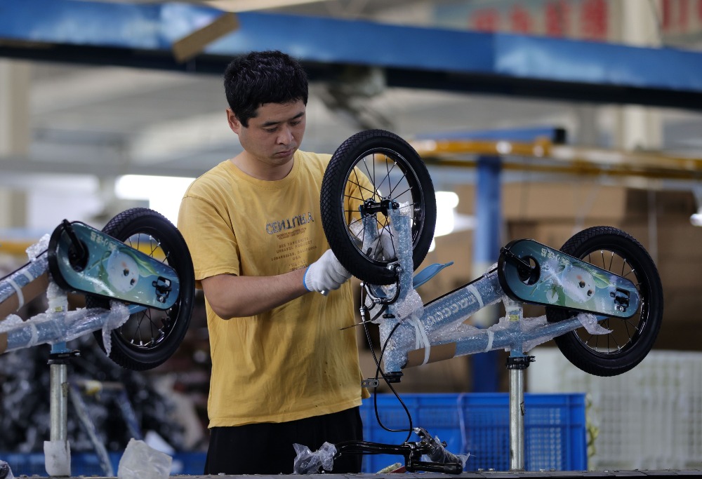 單車企業的生產車間組裝單車 河北邢台市一間單車企業的生產車間,員工忙於組裝單車。