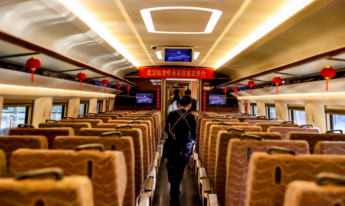 The picture shows the first train from Wuhan, Hubei to Hong Kong West Kowloon.