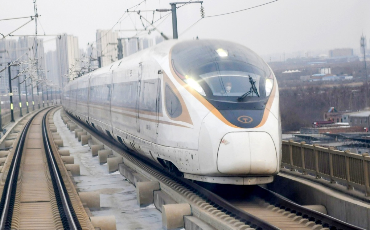 High-speed trains also have high beams and low beams, but the high beams must always be on when travelling. (Image Source: VCG)