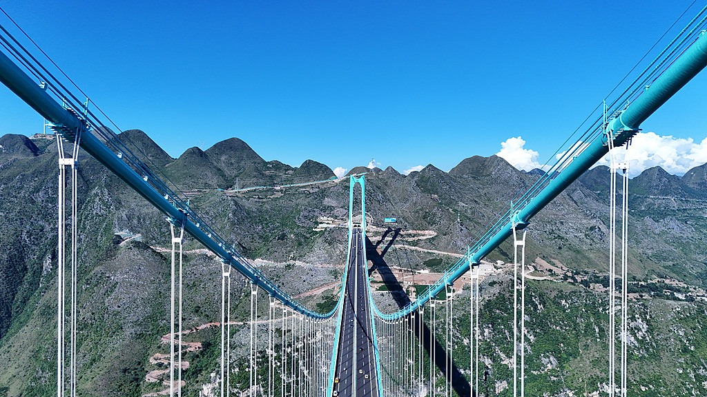 The main cables of the Huajiang Grand Canyon Bridge