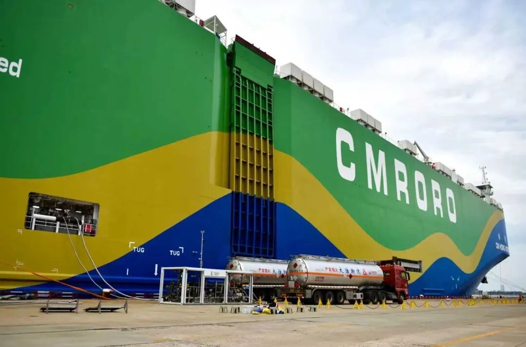 The Gangrong vessel refuelling with methanol