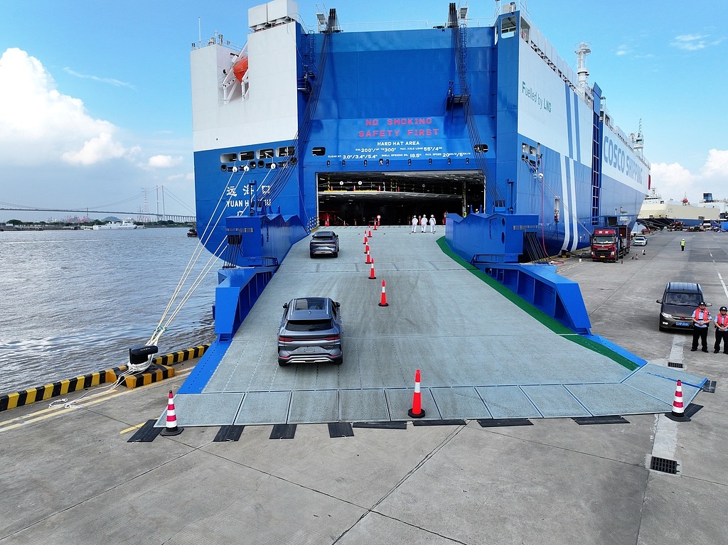 Car roll-on/roll-off ship