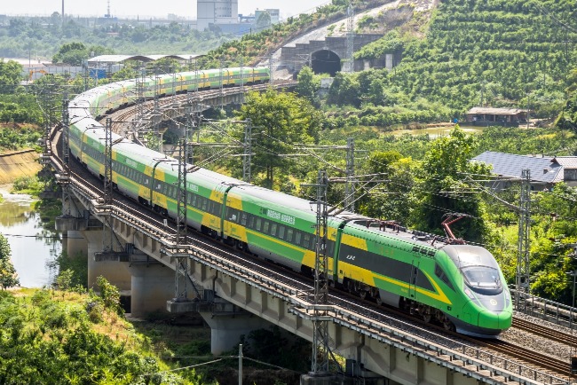 部份行駛成昆線的列車使用C字頭車次，用的是「動集」列車。