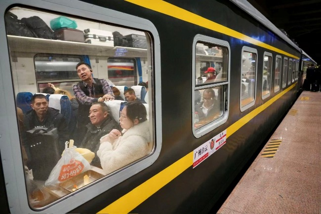 「綠皮車」車票比高鐵便宜一大截，有一定捧場客。