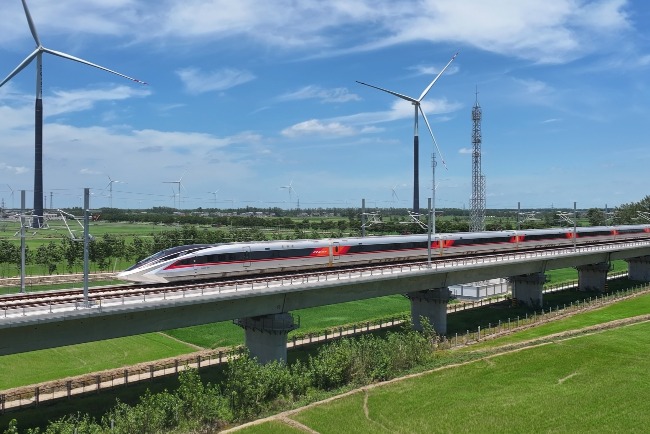 外界相信復興號CR450將是X字頭列車的主力。圖為CR450在滬渝蓉沿江高鐵湖北段測試。