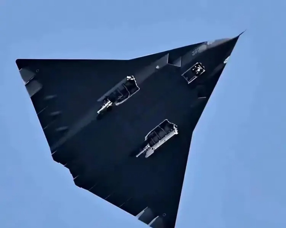 疑似「成飛」六代機體形甚大,機腹彈艙可裝載更大尺寸導彈。 疑似「成飛」六代機體形甚大,機腹彈艙可裝載更大尺寸導彈。