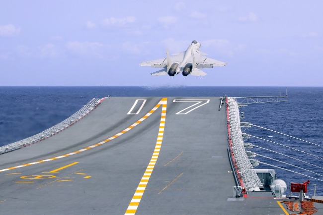 「山東艦」和「遼寧艦」一樣採用滑躍式起飛甲板，但它的艦載機數量和雷達達電子設備，已大有進步。圖為「殲-15」戰機從「山東艦」起飛。