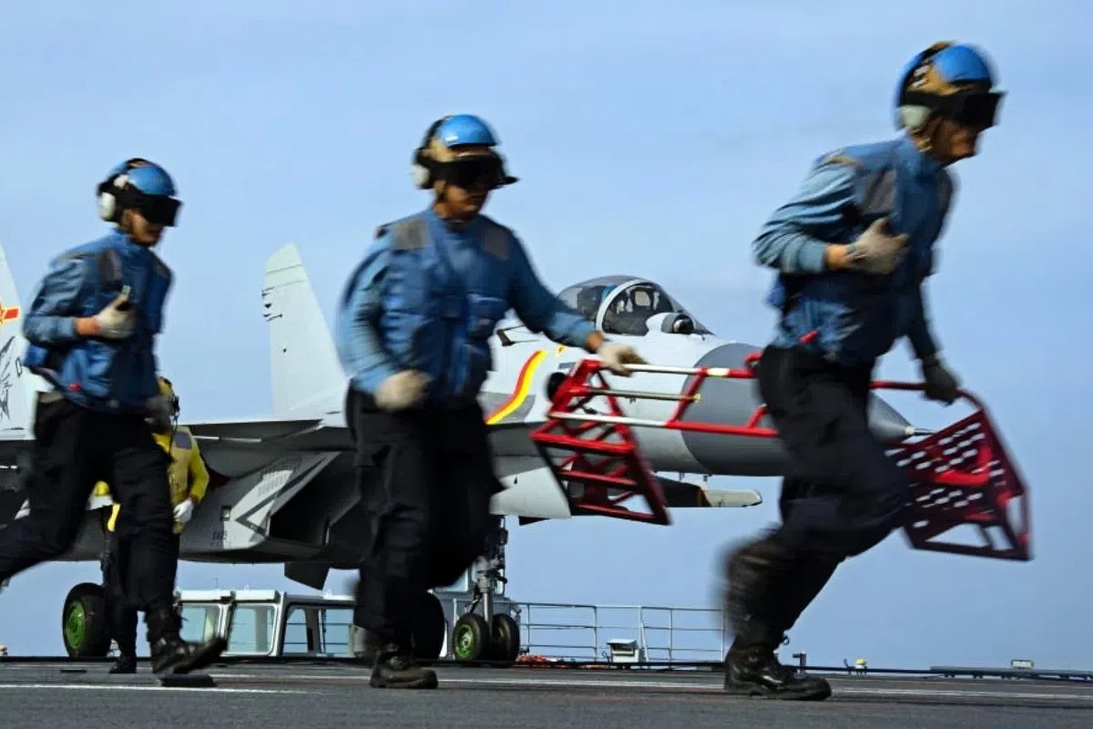 「山東艦」以海南三亞為母港。圖為該艦進行艦載機放飛訓練。
