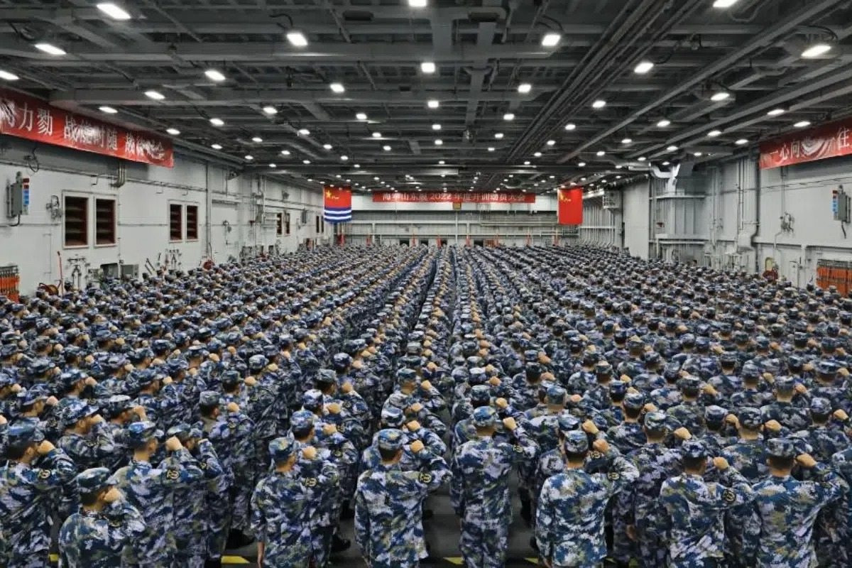 「山東艦」的機庫要比「遼寧艦」寬敝得多。圖為該艦官兵在機庫舉行開訓動員大會。（網上圖片）