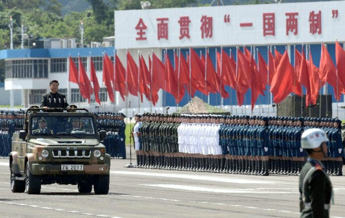 2017年在石岗接受习近平主席检阅的官兵共有3,166人，另有0辆装甲车、12架直升机。