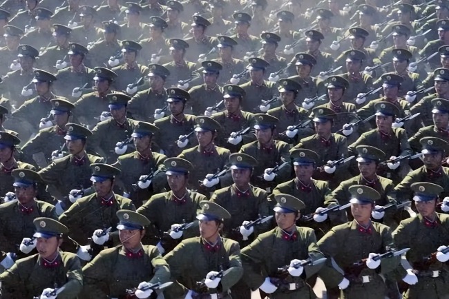 1984年的“劈枪”为人津津乐道。后来阅兵“劈枪”改为两段息，军迷认为不够“杀气”。