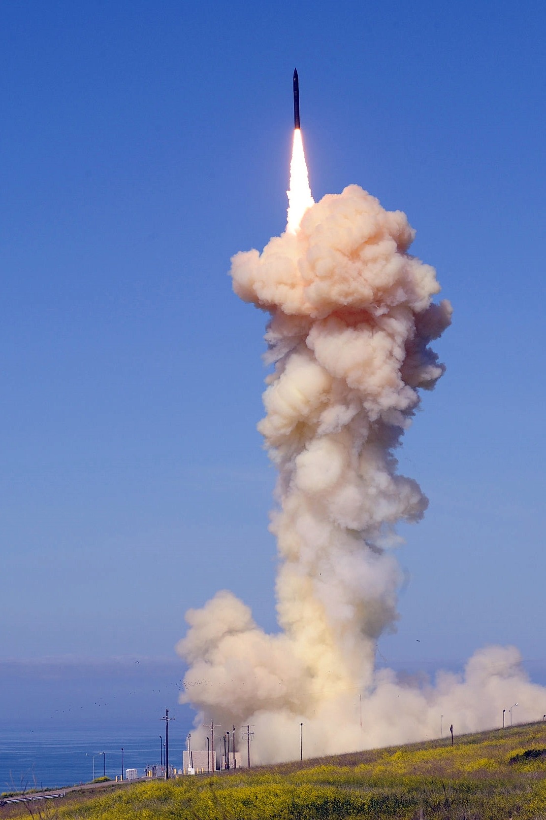 北美的反导系统主要面向北极方向。图为美试射拦截导弹。