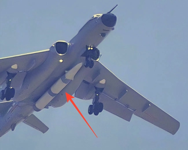 “惊雷-1”正式亮相前，网上曾有“轰-6”挂载新型空射弹道导弹的图片流传，当时军迷曾猜测它是“东风-21D”空射版。