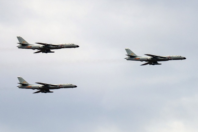 “轰-6”源自前苏联的“图-16”轰炸机，完全自制的“轰-6”1968年首飞，几十年衍生出众多型号，新型号的技术指数已远超原来的“轰-6”，而最新的“惊雷-1”将由“轰-6”搭载。