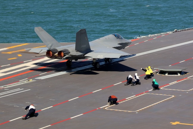 彈射器的效能決定艦載機出動頻率。圖為殲-35準備從福建艦彈射起飛。