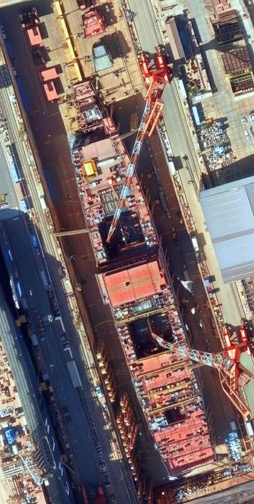 「004」航母在遼寧大連建造，預計最快2027年下水。圖為外國衛星拍到建造中的「004」。