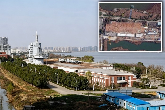 湖北武漢「水泥航母」是中國航母建設的「預言家」。圖為建造福建艦時期的「水泥航母」，小圖為它在2025年改建，艦島移至更接近船尾。
