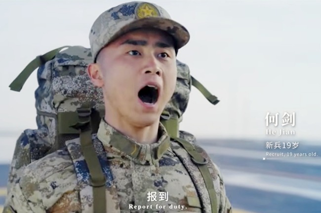 19歲新兵何劍報到，讓中國軍迷有無限想像。