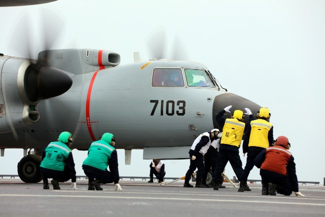 中國004航母預計最早2027年下水。圖為艦載預警機準備在福建艦起飛。