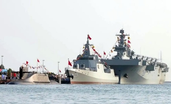 新建艦艇按規定須舉行命名入列典禮。圖為2021年4月三亞軍港3艘中國主力軍艦同時入列。