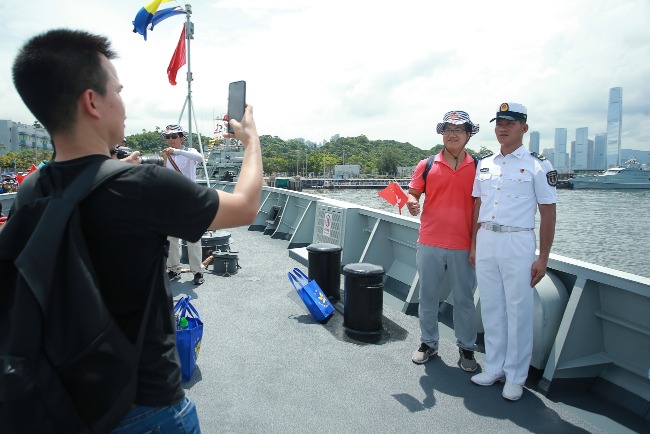 很多香港民眾都希望香港能用於軍艦命名。圖為香港昂船洲軍營開放日。
