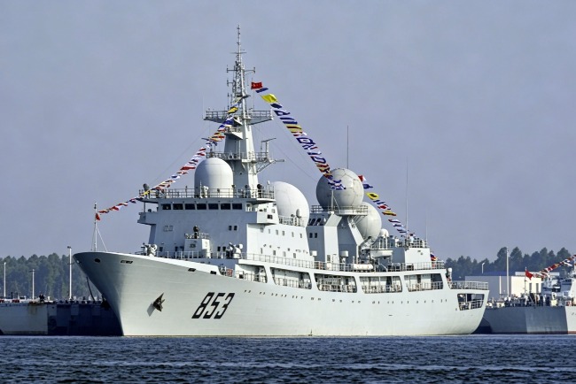 「天王星艦」等電子偵察船最顯著的特徵，是甲板上搭載了多具大型球形雷達罩。