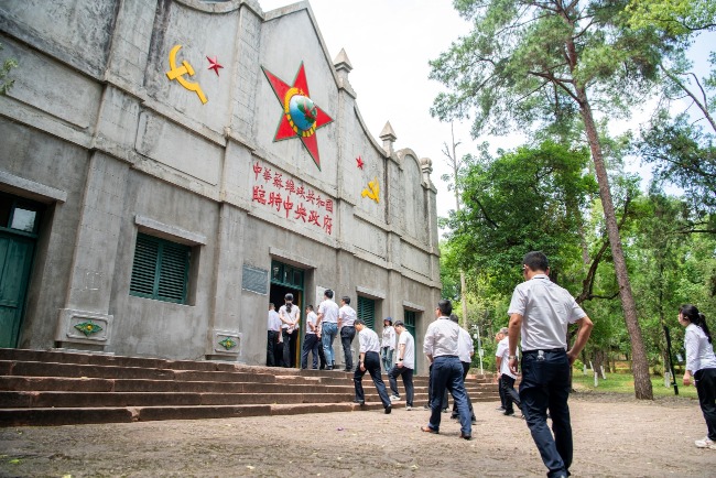 江西瑞金的「中華蘇維埃共和國臨時中央政府大禮堂」舊址，現已成為紅色旅遊熱點。「中華蘇維埃共和國」政權成立於1931年，至1937年第二次國共合作後取消。