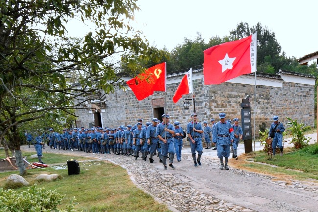 中共領導的武裝是1928年5月統一稱為紅軍。圖為遊客穿上模仿紅軍的服裝，重走長征路。