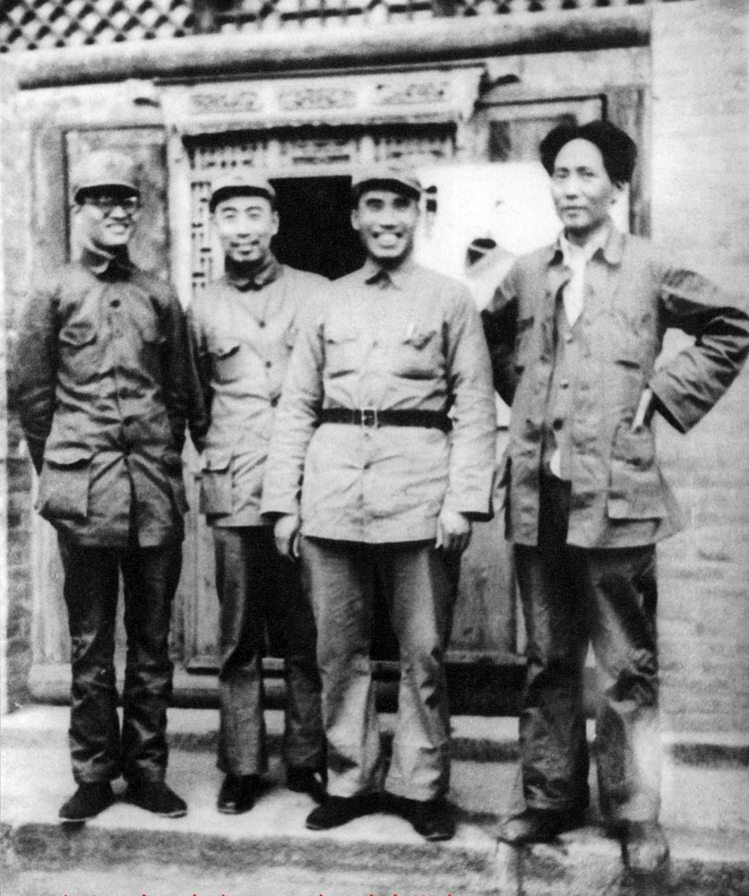 毛澤東（右一）和朱德（右二）是紅軍的主要領導人。