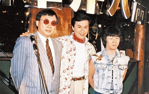 許冠文(右)與弟弟許冠英(中)和許冠傑(左) 許冠文(右)與弟弟許冠英(中)和許冠傑(左)